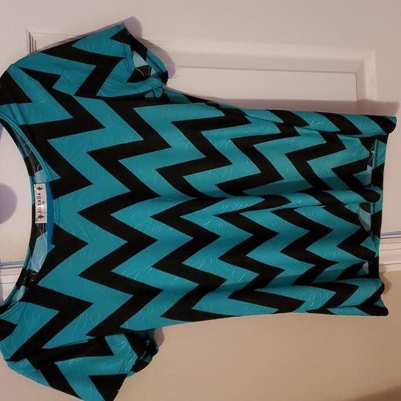 Agenda Tops - Turquoise and black Chevron top.